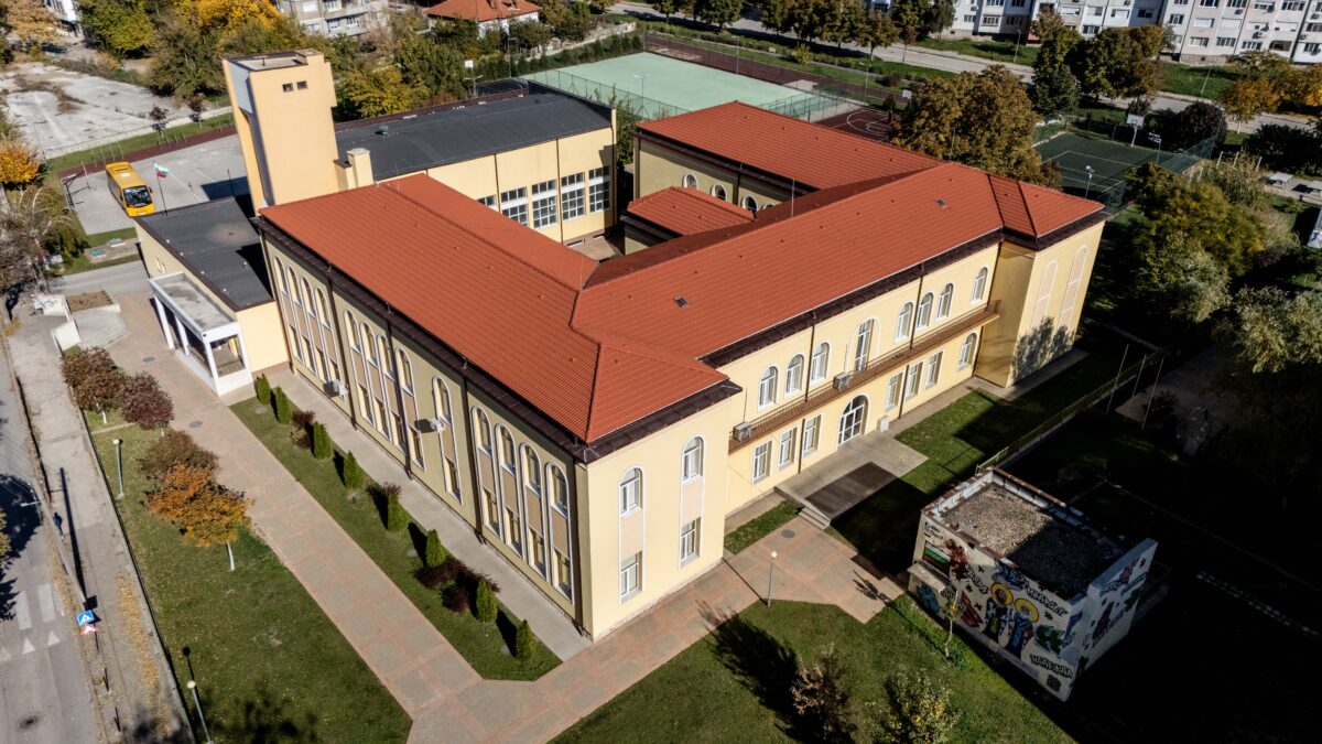 Сграда на училище след ремонт с прилежщи тревни площи